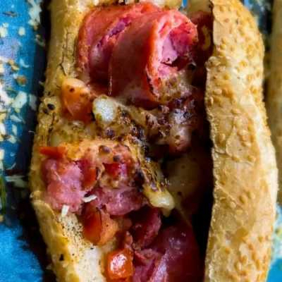 PÃO FRANCÊS FRESQUINHO TOMATE E LINGUIÇA COM QUEIJO JUNTO ACOMPANHA 1 REFRIGERANTE LATA