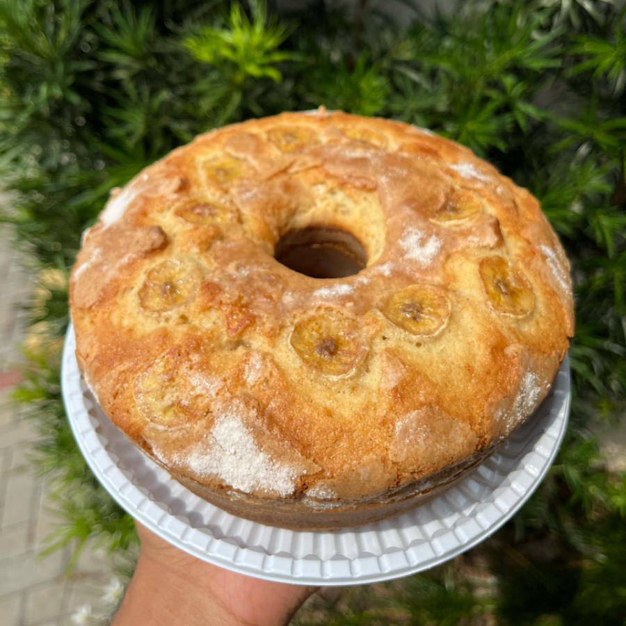 Massa fofinha com pedacinhos de banana e toque especial de canela. O sabor caseiro que aquece o coração! Serve aprox. 8 fatias