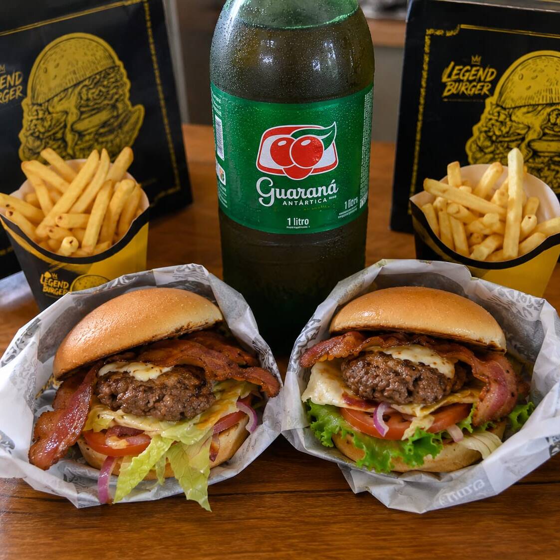 02 LANCHES
HAMBÚRGUER ARTESANAL DE 180 g, ACOMPANHADO COM QUEIJO MUSSARELA DERRETIDA, TIRAS DE BACON CROCANTE, OVO, SERVIDOS COM SALADA DE ALFACE, TOMATE E CEBOLA ROXA EM NOSSO DELICIOSO PÃO BRIOCHE PRODUZIDO NA CASA, E MAIONESE CASEIRA
01 PORÇÃO DE BATATA FRITA 400G
01 GUARANA ANTARTICA 1 LITRO