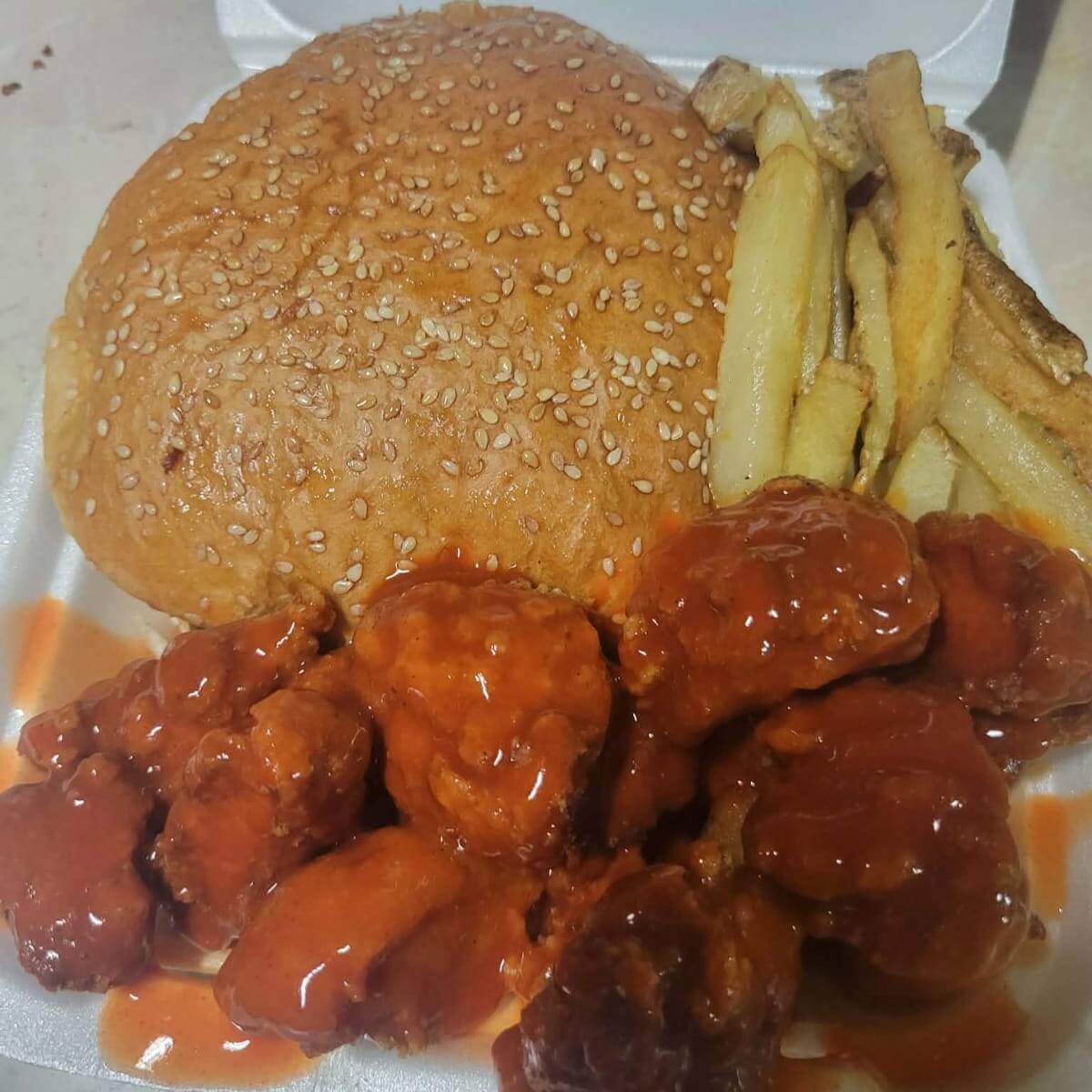 HAMBURGUESA CON BONELESS Y PAPAS