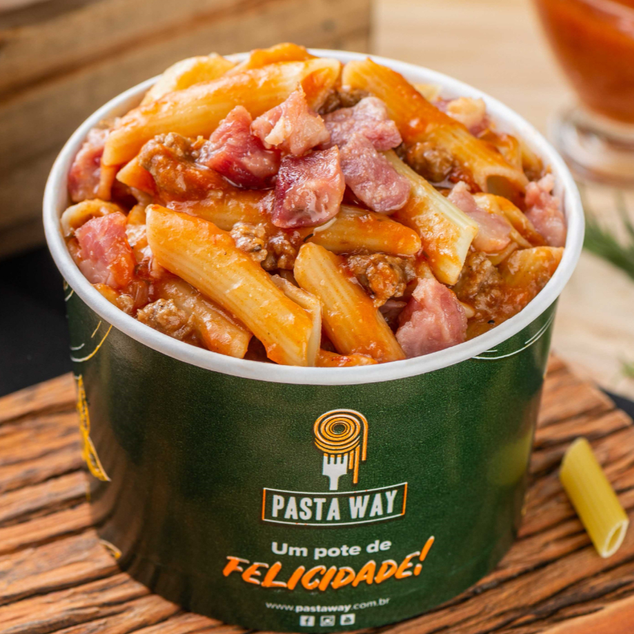 Penne saboroso e cozido à perfeição, acompanhado por um delicioso molho bolonhesa e incrementado com bacon crocante, criando uma mistura irresistível de sabores e texturas.

**fotos meramente ilustrativas - devido ao acondicionamento em embalagem e transporte o produto poderá não ter a mesma aparência da foto.