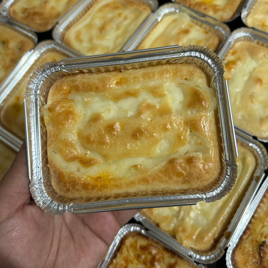 Saborosa torta com frango desfiado, Catupiry e milho, com uma massa macia e deliciosa. Ideal para um almoço rápido ou um lanche maravilhoso!
Aprox. 170g