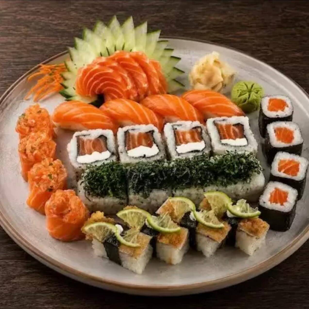 5 sashimi de salmão
4 djou de salmão
4 niguiri de salmão
4 shakemaki
4 uramaki de salmão
4 uramki skin couve crispe
4 niguiri skin com limão