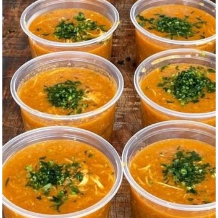 Sopa de abóbora com frango desfiado e cheiro verde