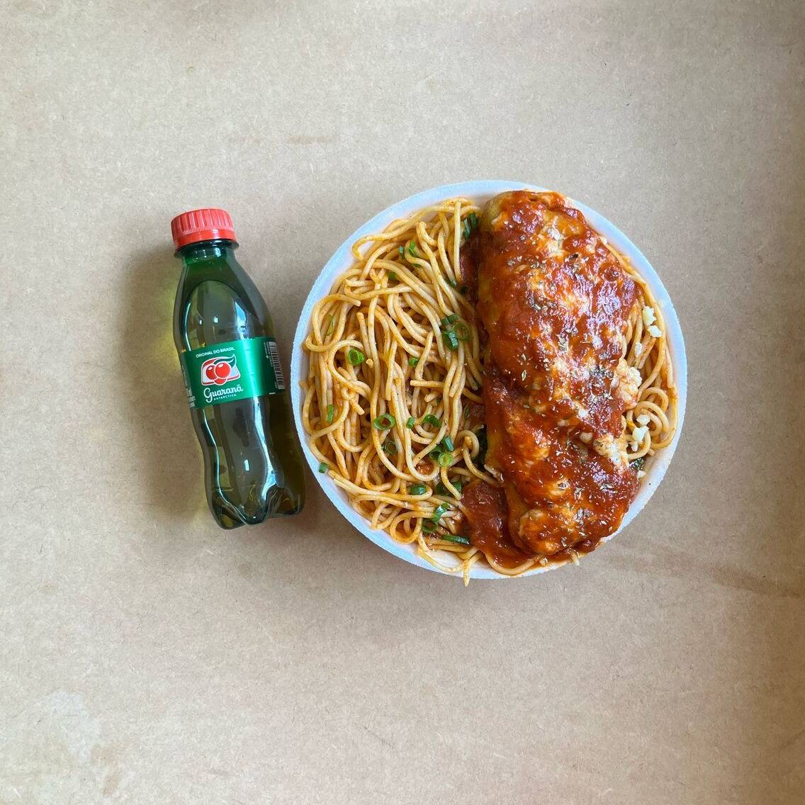 Marmita com delicioso filé de frango parmegiana (empanado na massa crocante coberto com molho de tomates e queijo) acompanhado de macarrão espaguete ao molho de tomates. Acompanha refrigerante pet Guaraná Antárctica bem gelado. Marmita indicada para 01 pessoa.