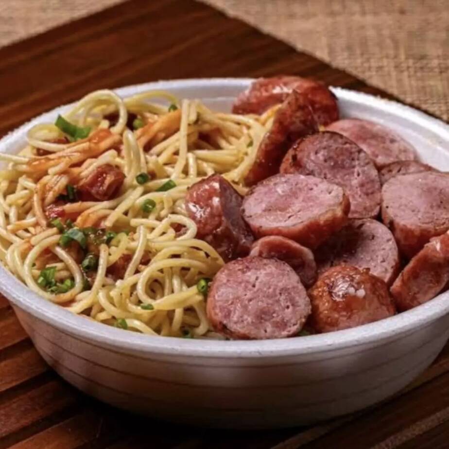 🔥🍱 MARMITA DE CHURRASCO DE LINGUIÇA 🔥
Uma marmita completa, caprichada e cheia de sabor! 😋❤️ Linguiça douradinha e bem temperada, preparada no capricho para deixar sua refeição ainda mais gostosa!
🍚 Acompanha: Arroz • Feijão • Macarrão • Banana frita • Farofa • Salada • 🌭 Churrasco de linguiça
✨ Comida caseira, sabor de churrasco e uma refeição bem servida para matar a fome de verdade! 🤤🔥