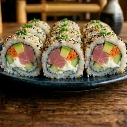 SUSHI URAMAKI DE ATUN.