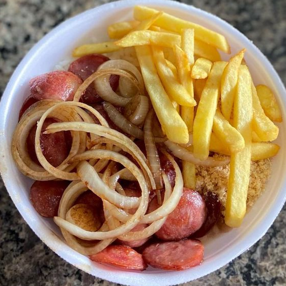 Marmita com Calabresa Acebolada 450g
Nossa campeã de vendas! Calabresa fatiada com bastante cebola, servida com a base tradicional brasileira: arroz, feijão, batata frita.
Dica: Perfeita para quem busca uma refeição reforçada e cheia de sabor.