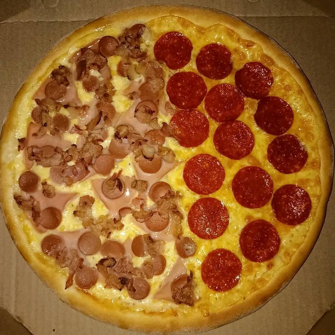 Mitad carnes frias y mitad peperoni.