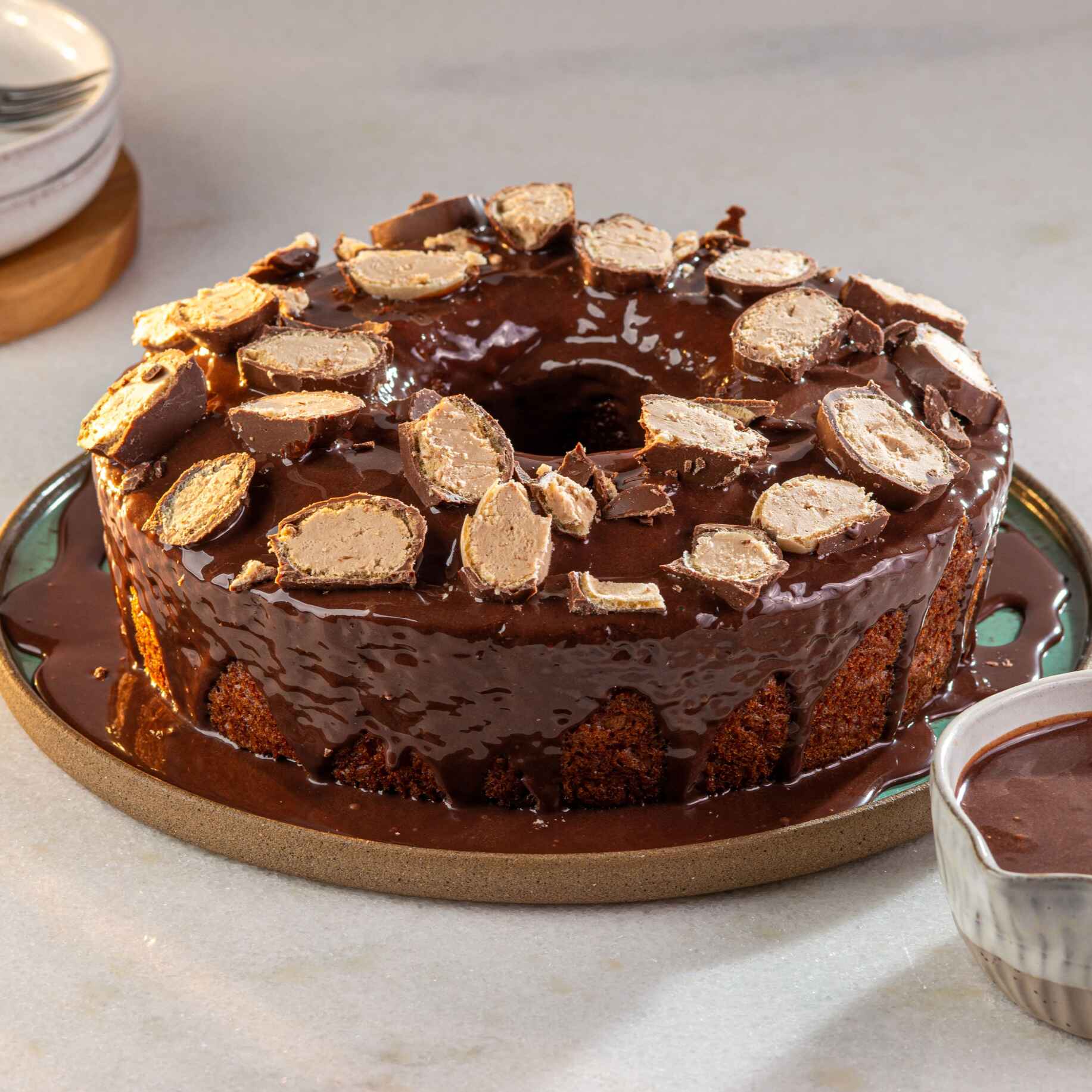 Bolo de massa branca tradicional caseiro da Vó. Bolo Serenata de Amor é feito com cobertura de chocolate e pedaços do bombom picados.
Bolo pequeno serve até 8 fatias
Bolo grande serve até 16 fatias