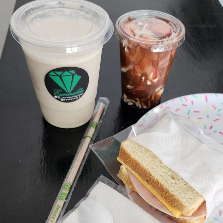 COMBO HAMBRE (Sándwich, Fresas y Licuado)