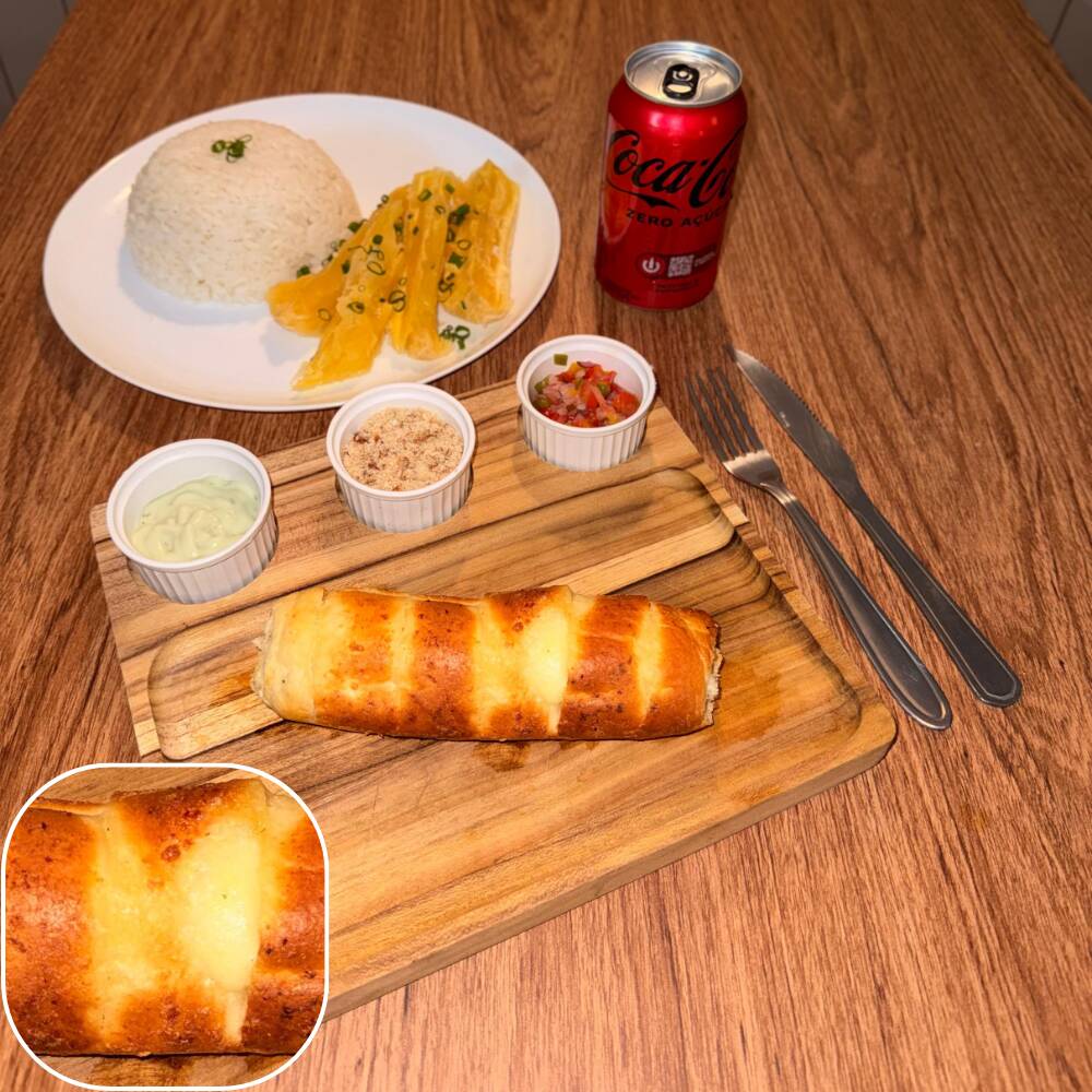 Pão de alho tradicional acompanhado por arroz, mandioca, vinagrete, farofa crocante e molho verde.