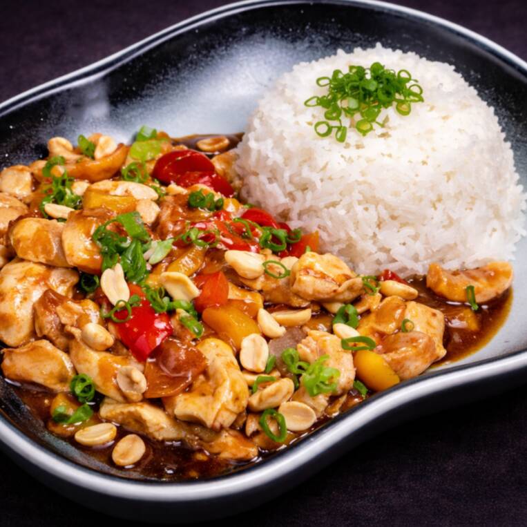 Consiste em pedaços de frango suculentos, envoltos em um molho rico e robusto, pimentão da o toque final pra sua experiencia... sem Alteração!!! Deixe sua avaliação no 99 food sobre esse pedido... Sua avaliação 5 estrelas vai nos ajudar bastante ;)