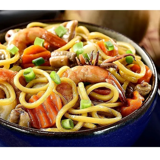 Macarrão oriental , Carne , Brocolis ,Cenoura, Acelga e molho shoyo.