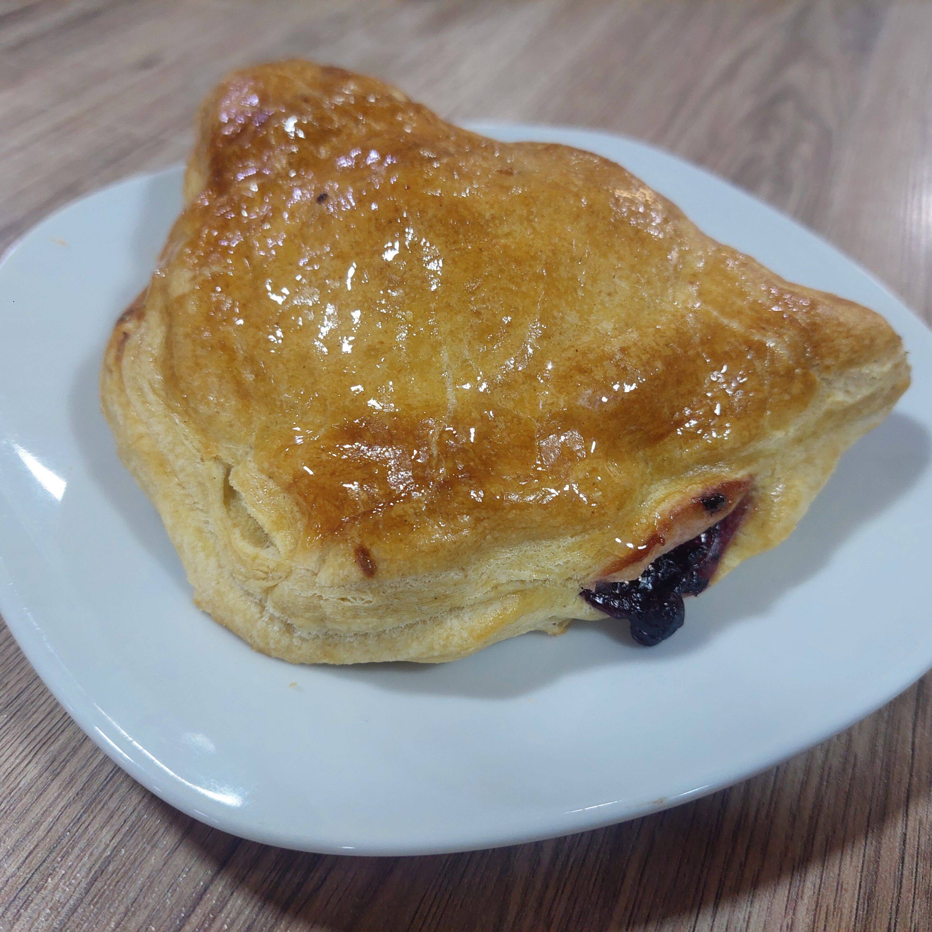 Empanada de zarzamora conqueso crema
