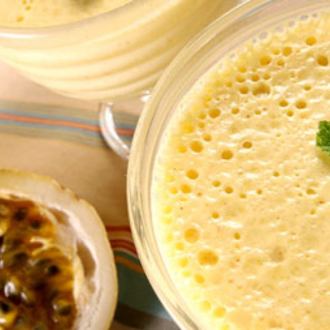 Mousse cremoso de maracujá, finalizada com geleia caseira de maracujá.