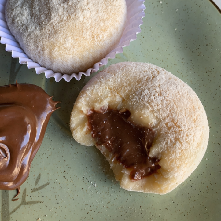 Brigadeiro gourmet de ninho recheado com nutella. Aprox 65g