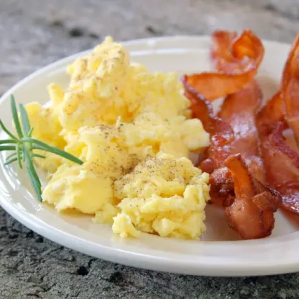 HUEVOS CON TOCINO