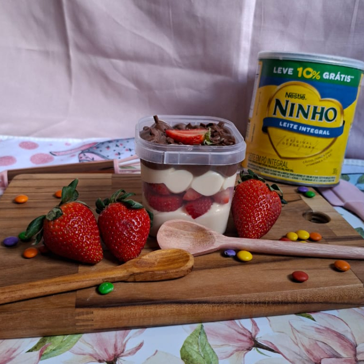 Bombom no pote 220 gramas, feito com creme de ninho ,morango frescos e finalizado com ganache de chocolate nobre meio amargo