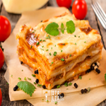 Lasanha recheada com frango desfiado, requeijão cremoso ao nosso maravilhoso molho vermelho. (Aprox. 500g)