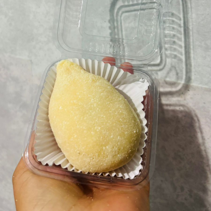 Brigadeiro de leite ninho com recheio generoso no centro de nutella