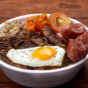 Até 2 Carnes Suculentas com Arroz Soltinho, Feijão de Caldo, Macarrão e Salada Fresca do Dia. Uma Refeição Completa e Cheia de Sabor!