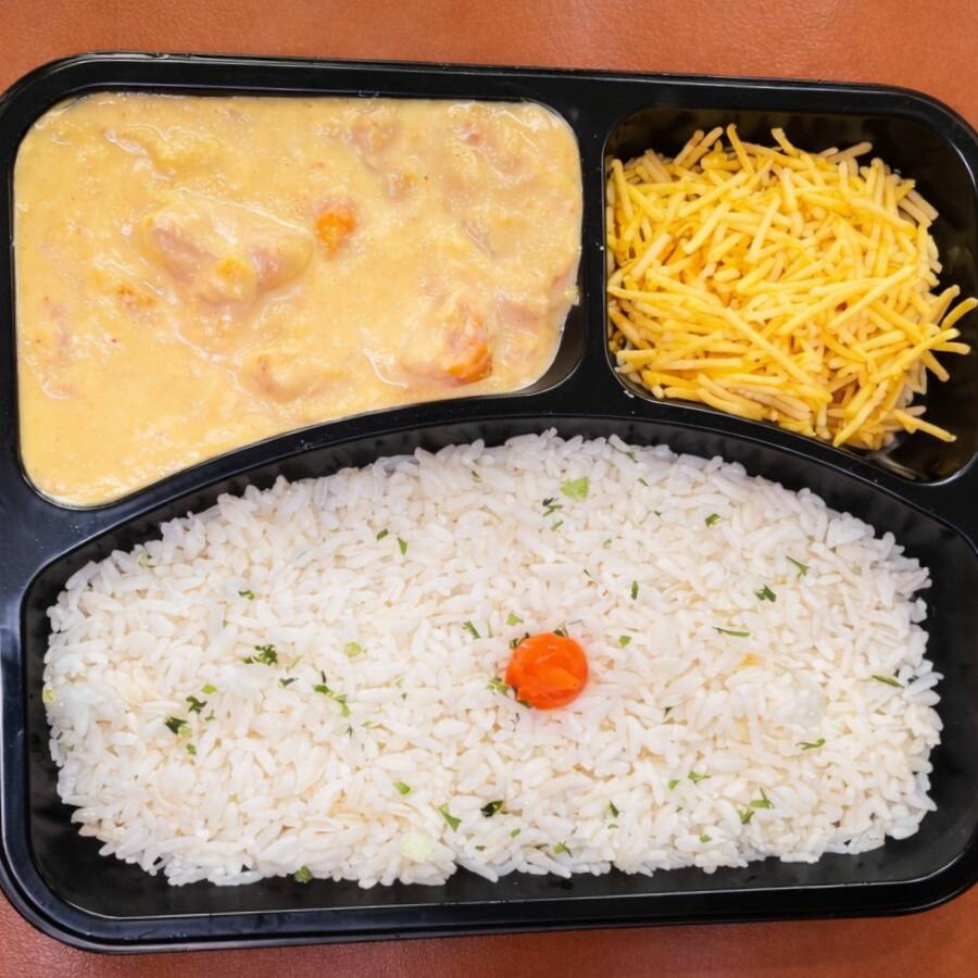 Filé de Frango em Cubos ao Molho Cremoso com Arroz Branco e Batata Palha Crocante. Peça Agora e Experimente um Prato Queridinho!