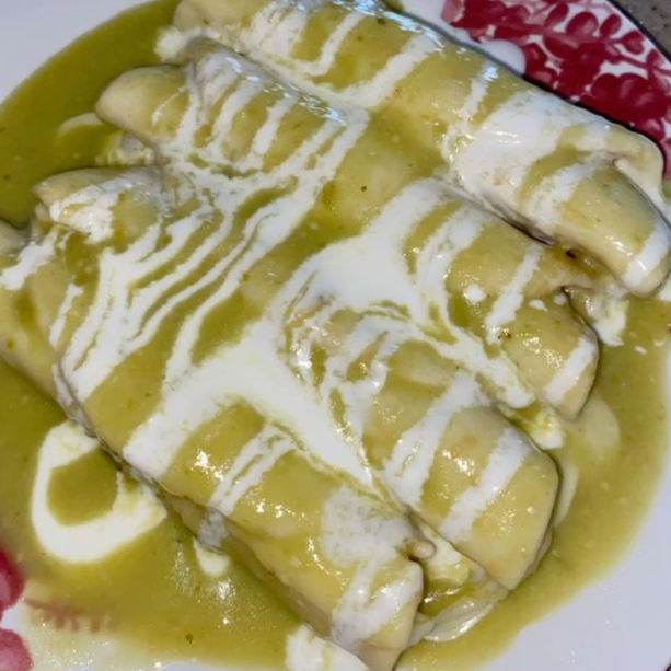 Enchiladas Verdes Rellenas de Queso