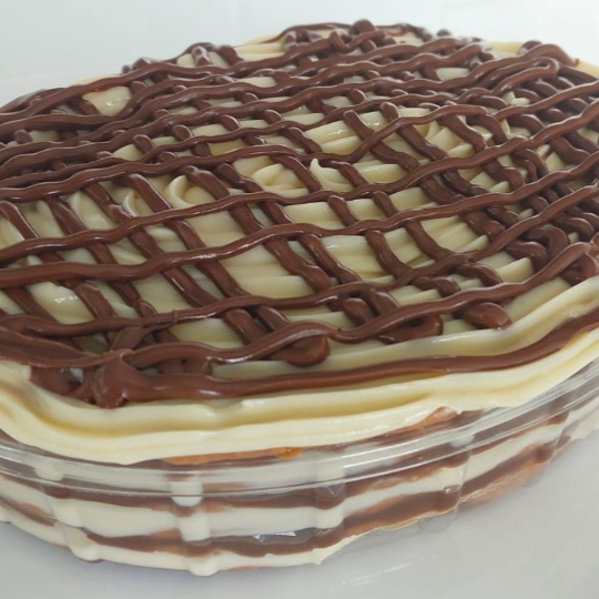 Delicioso Pavê em camadas intercaladas de Biscoito Maizena com Mousse de Ninho, Recheio cremoso de Nutella e Nutella pura. Peso aproximado: 700 gramas.