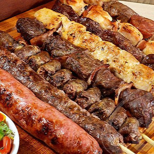 10 espetos + batata frita + farofa + vinagrete + coca cola 2 litros.