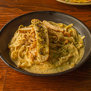 Pasta Fettuccine Alfredo con Pollo