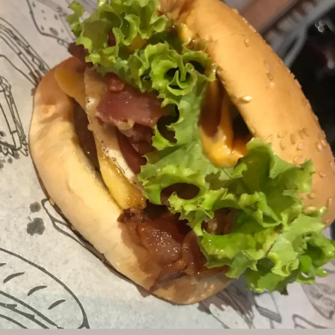 Pao carne , queijo bacon,calabresa, ovo molhos e salada