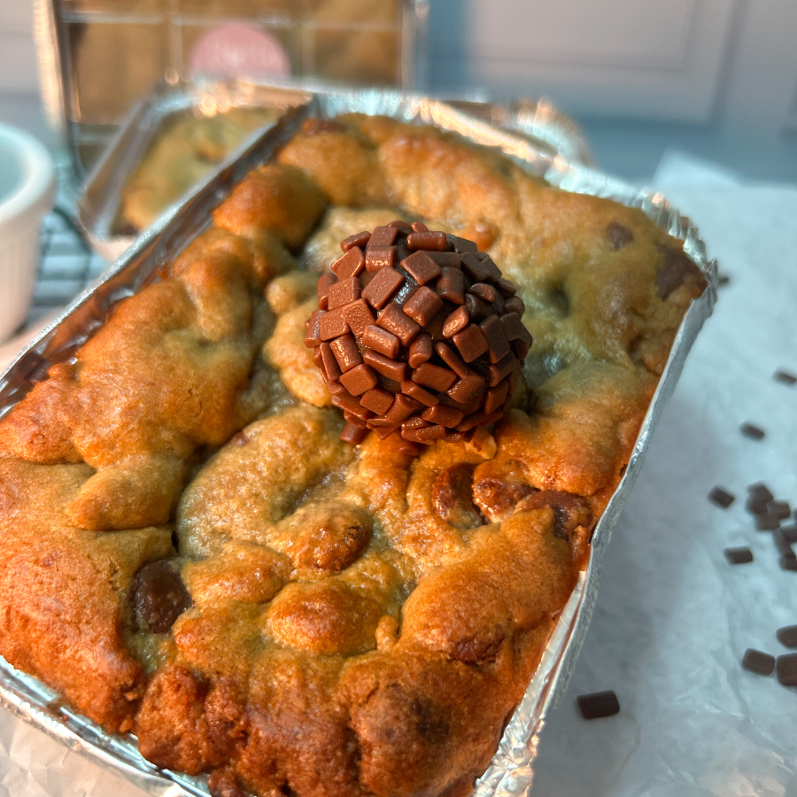 Nossa torta que fazem muito sucesso no tamanho Família agora na visão individual. Massa de cookie tradicional com gotas de chocolate nobre recheado com muito brigadeiro feito com leite condensado moça e muito chocolate nobre. Cada torta tem cerca de 180g.