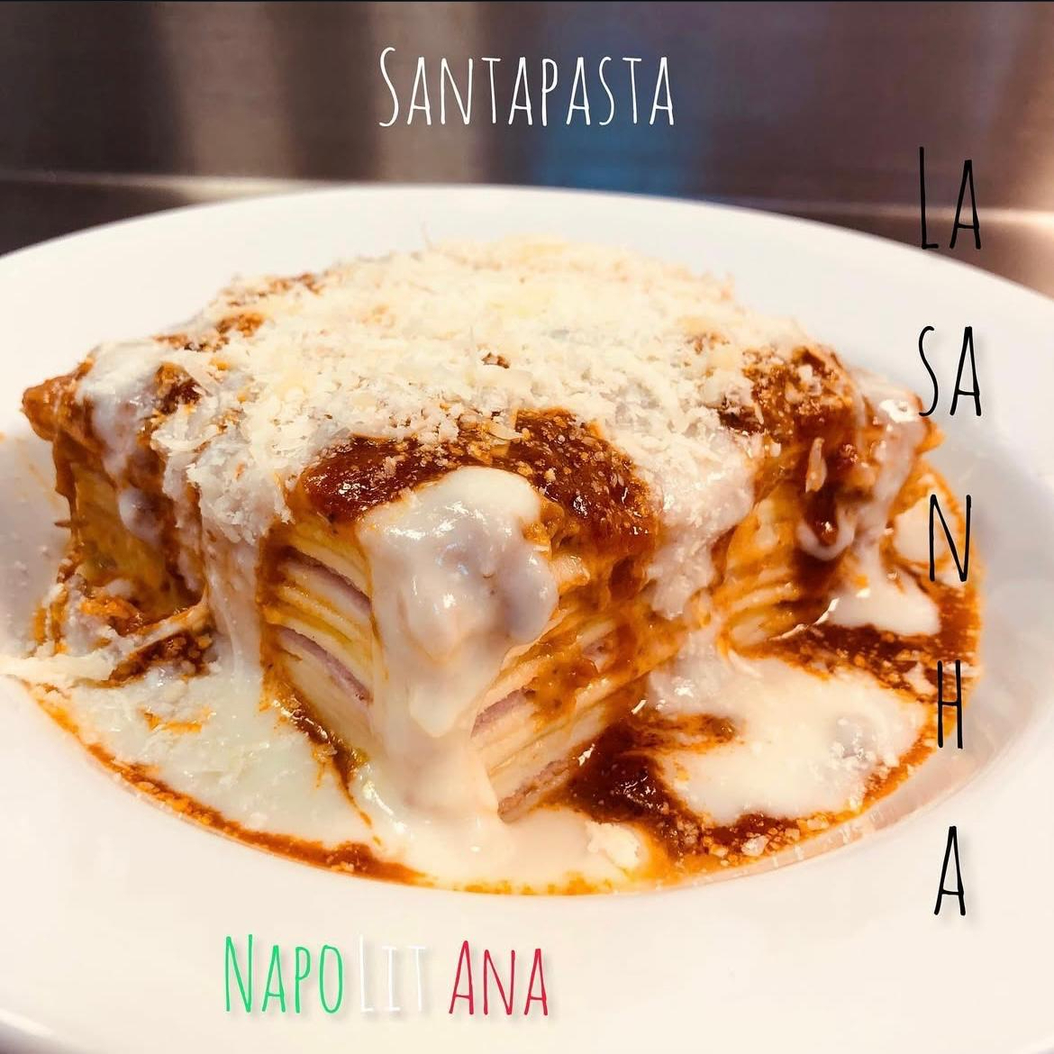 Deliciosa Lasanha de presunto e queijo ao molho ao sugo gratinada