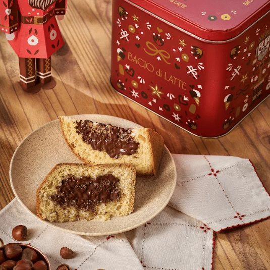 Panettone de 680g de fermentação natural recheado artesanalmente em loja com creme gianduia.