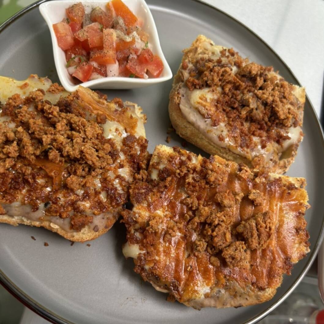 MOLLETES CON CHORIZO