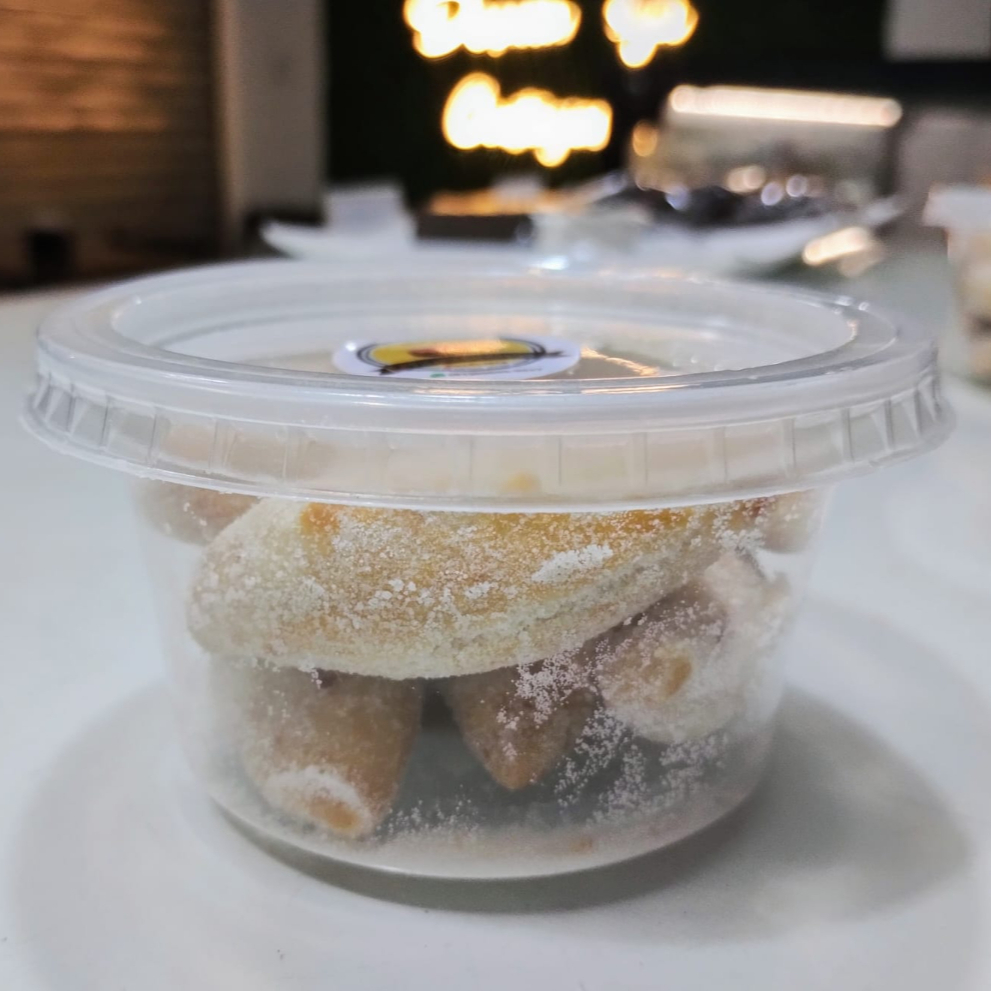 Massa salgada amanteigada, recheada com pedaços de goiabada e coberta com açúcar. Peso aproximado 100g.