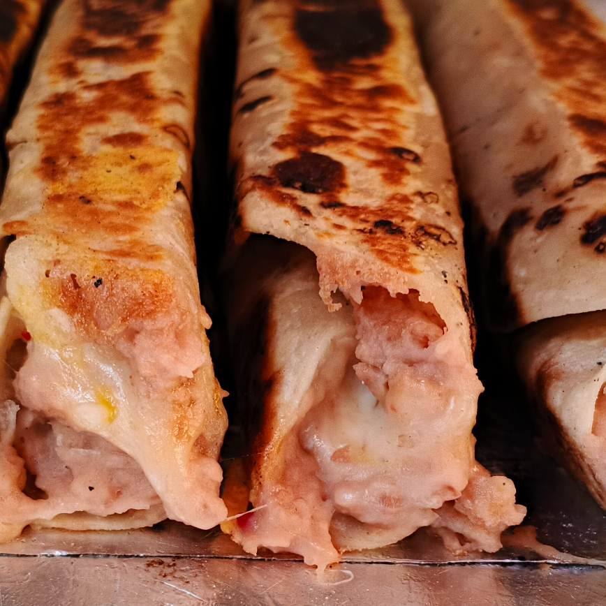 TACO DORADITO DE FRIJOL CON QUESO MONTERREY