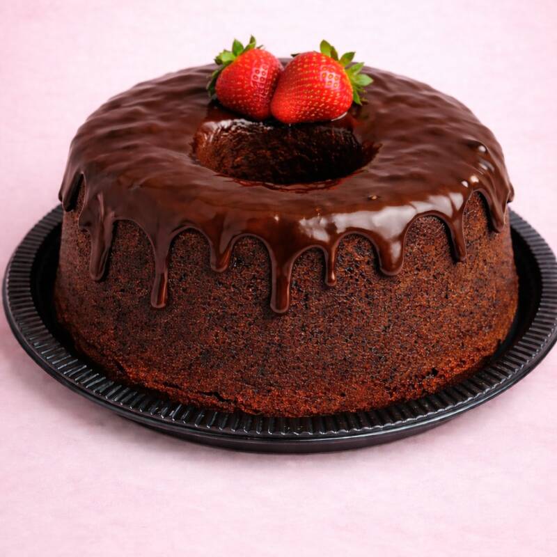 🍫 Bolo de Chocolate (massa de chocolate) Bolo de chocolate macio com cobertura cremosa de chocolate. Sabor intenso para quem ama chocolate.