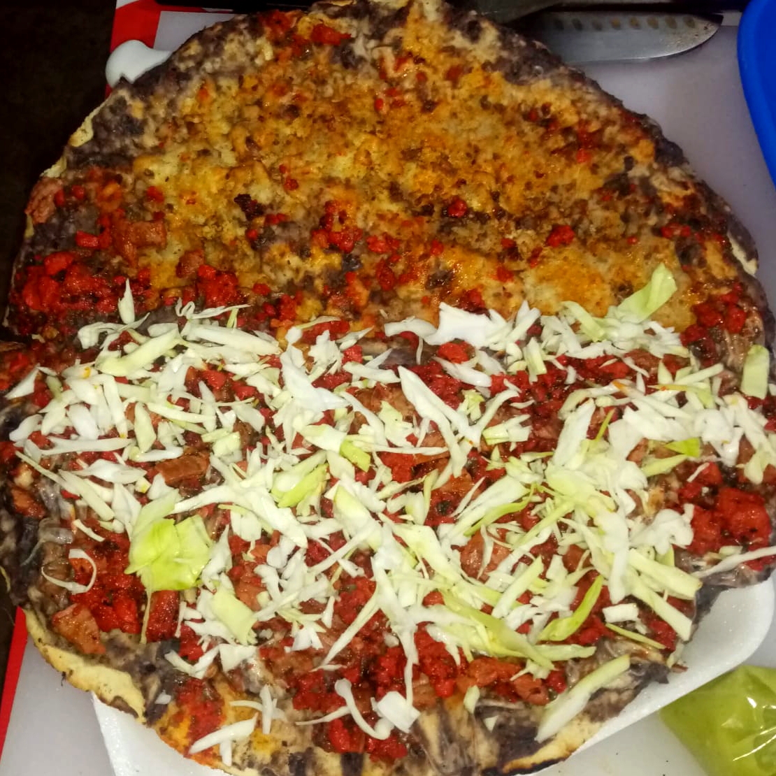 Chorizo (tlayuda, Asiento, Quesillo, Frijol, Col y Chorizo)