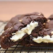 Massa de cacau, gotas de chocolate ao leite , recheado com BRIGADEIRO DE NINHO. PESO APROX DE 100G