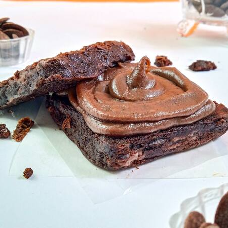 Nosso Brownie maravilhoso agora em uma nova versão: Sanduíche! Brownie bem macio e bem molhadinho, feito com manteiga Noisette, com gotas de chocolate nobre no meio e em cima desse bloquinho delicioso. Nessa versão deliciosa, o recheio é o mais saboroso e macio Brigadeiro do puro Chocolate nobre Au Lait! Alérgicos: Contém trigo, ovos, derivados de leite, cacau, chocolate e um toque flor de sal. Tags: Sanduíche, sanduíche, sanduíche doce, Brownie, brownie