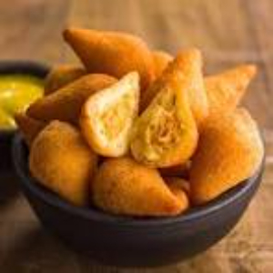 10 unidades de mini coxinhas fritas em uma massa divertidamente colorida, recheados com frango desfiado e temperado. Crocantes por fora e suculentos por dentro, uma verdadeira iguaria. *Contém glúten.