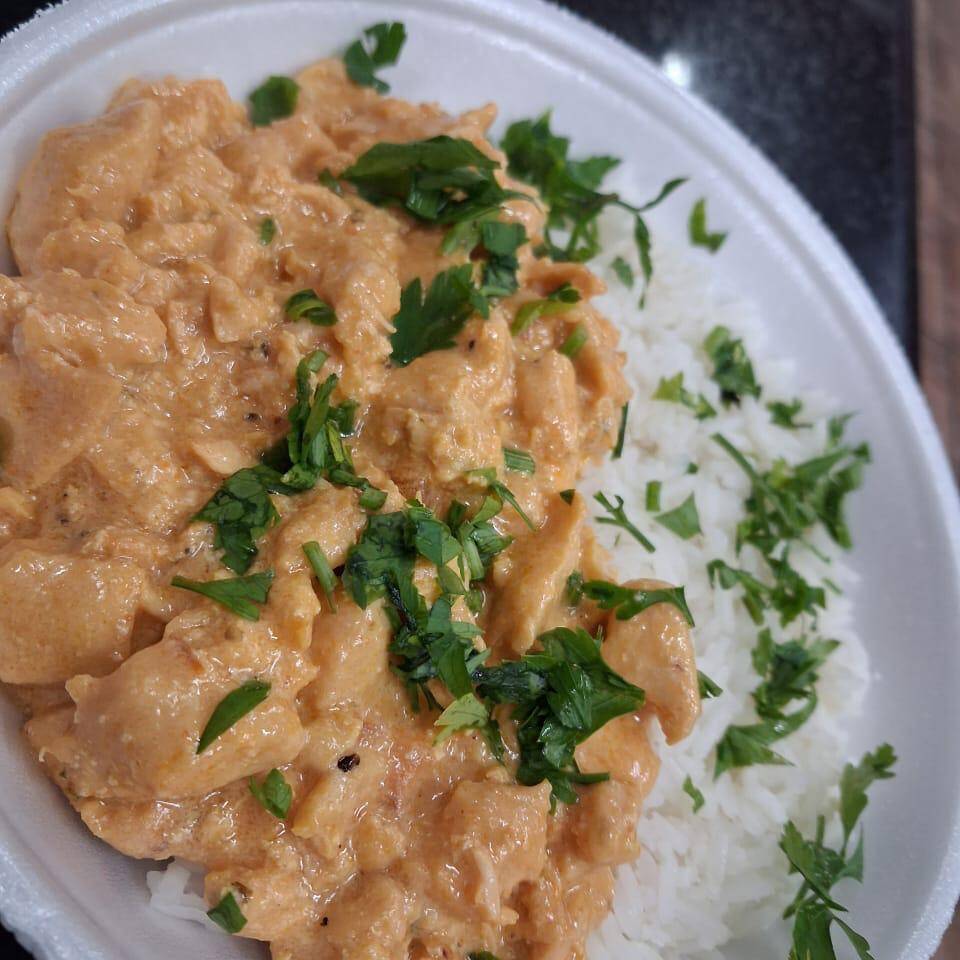 O strogonoff de frango é uma versão leve e deliciosa desse clássico prato, feito com tenros pedaços de peito de frango dourados e cozidos em um molho cremoso e suave. O molho, preparado à base de creme de leite, equilibra os sabores doces e salgados de maneira harmoniosa. Para dar mais textura e sabor, cogumelos frescos são incorporados ao prato. Servido com arroz branco soltinho e batata palha crocante.