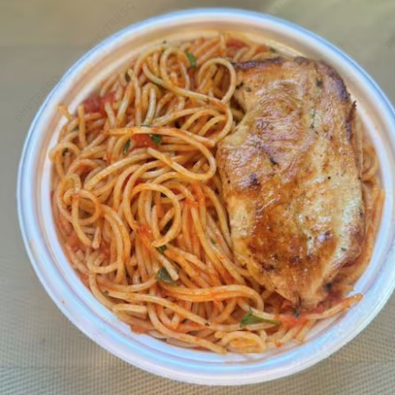 Marmita com delicioso filé de frango grelhado acompanhado de macarrão espaguete ao molho de tomates. Marmita indicada para 01 pessoa.