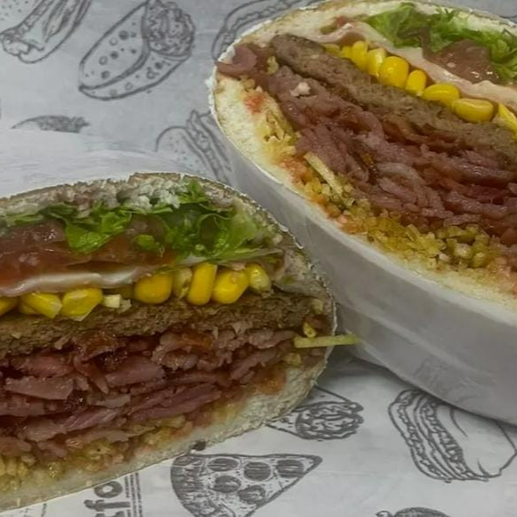 HAMBÚRGUER, CALABRESA, BACON, ALFACE, TOMATЕ, MILHO, CATCHUP, MAIONESE, BATATA PALHA, PRESUNTO, MUSSARELA.*Imagem meramente ilustrativa*