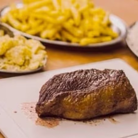 Deliciosa maminha, selecionada e feita na brasa. Macia e suculenta! Acompanha arroz, fritas, farofa de ovos e molho à campanha