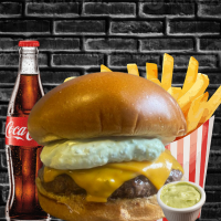Combo 1 Chesse maionese 1 Fritas 250gr 1 Refrigerante 350gr Ingredientes: Pão, burguer de fraldinha 120gr, queijo cheddar, maionese da casa