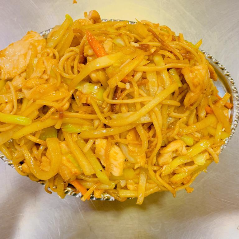 Chow Mein con Pollo Picado y Camarón