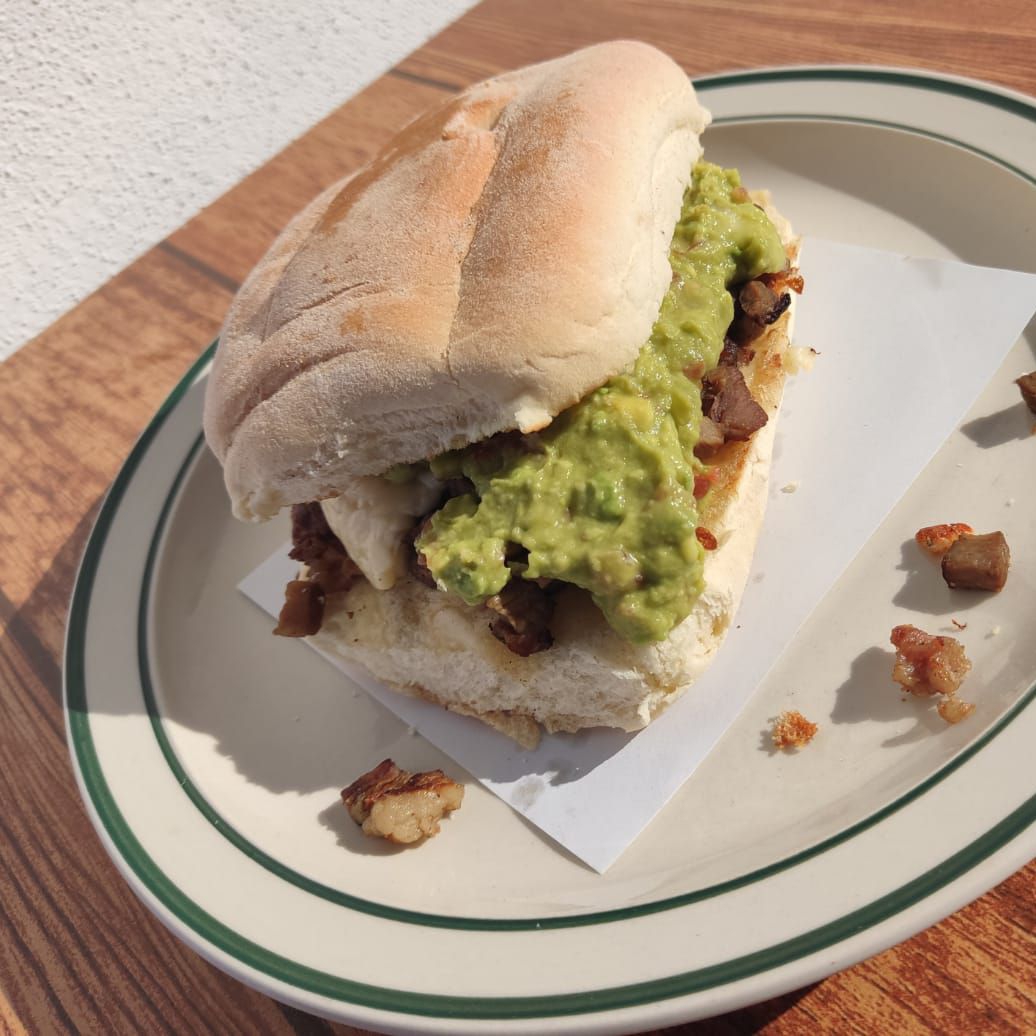 Torta guacamolera de adobada